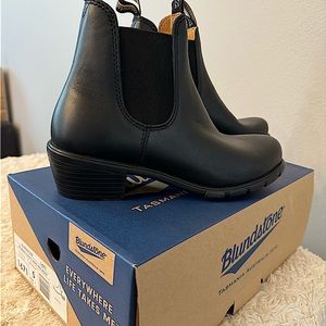 Brand new Blundstone 1671 Chelsea Leather heeled boots.